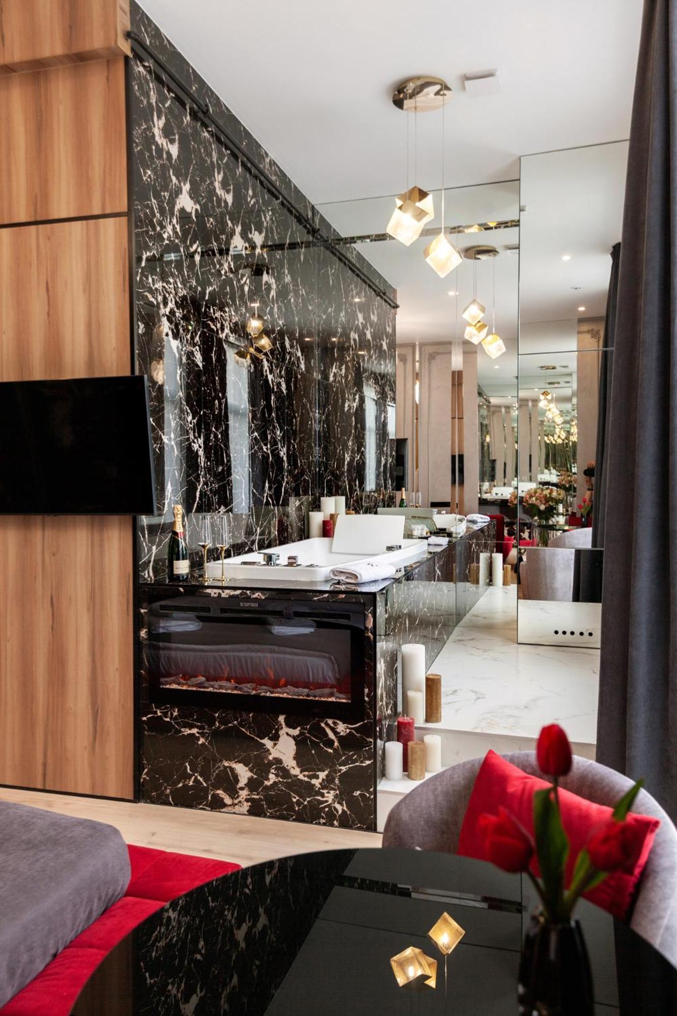 Aristo Jacuzzi Hotel Lviv Exterior foto